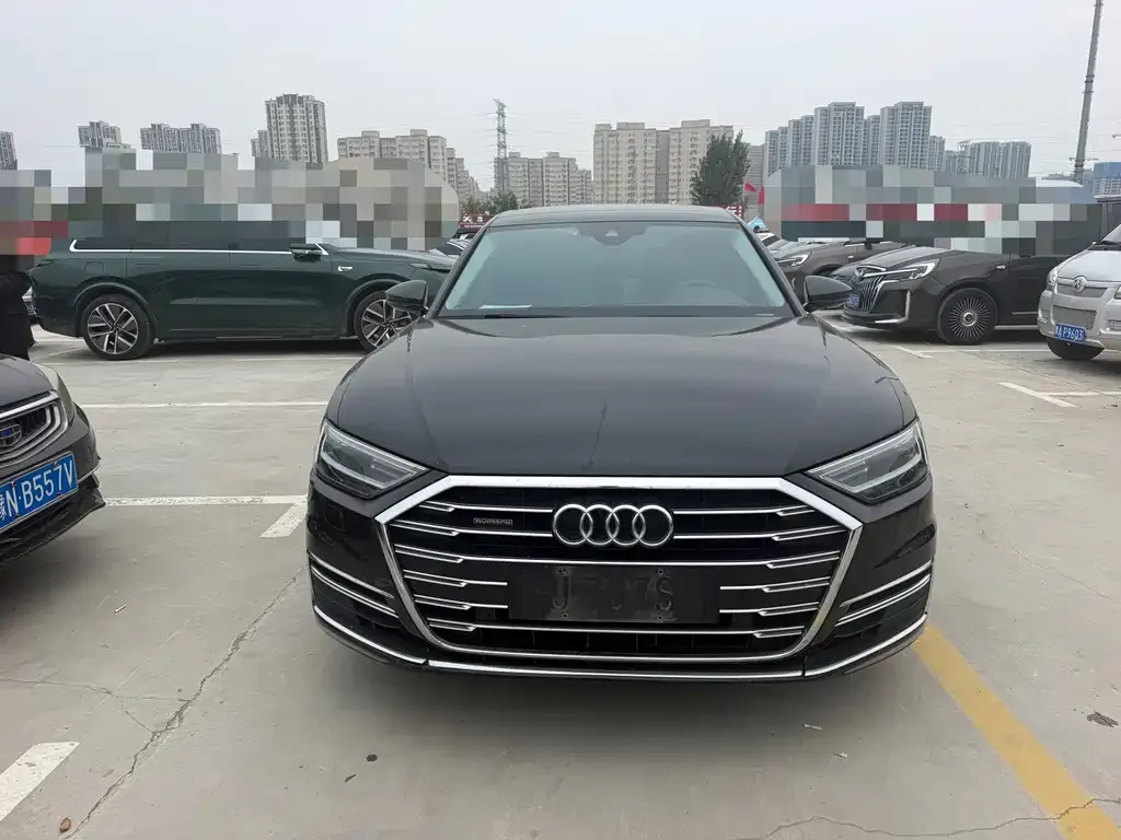 Audi A8 — фото 1