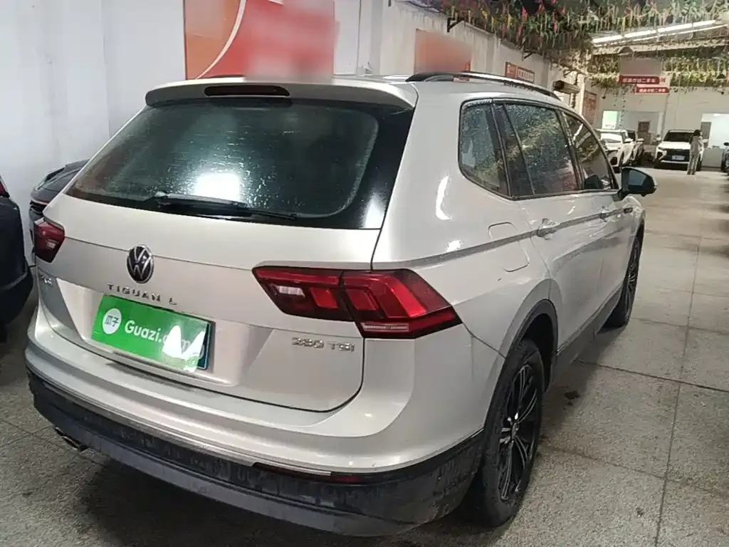 Volkswagen Tiguan L — фото 10