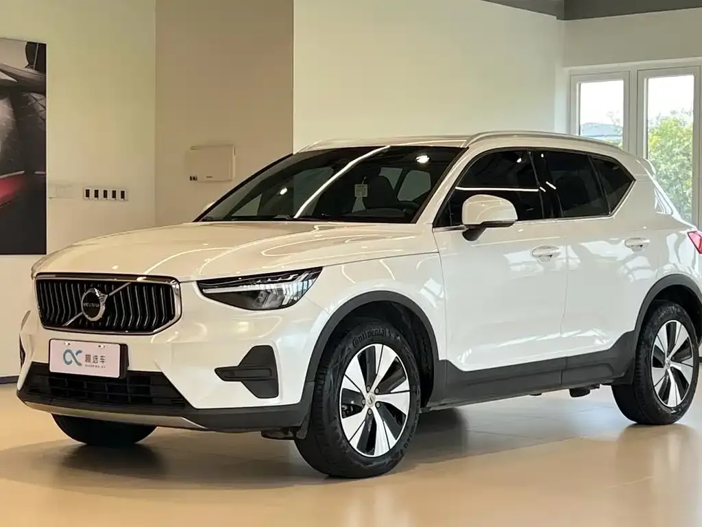 Volvo XC40 — фото 1