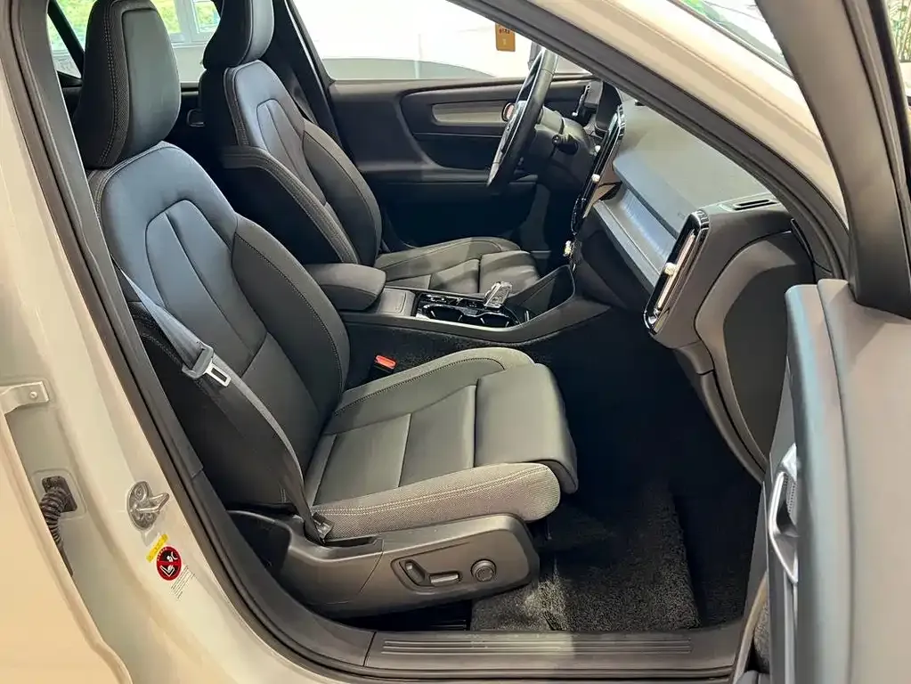 Volvo XC40 — фото 10
