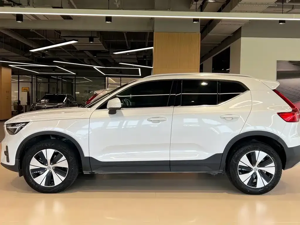 Volvo XC40 — фото 3