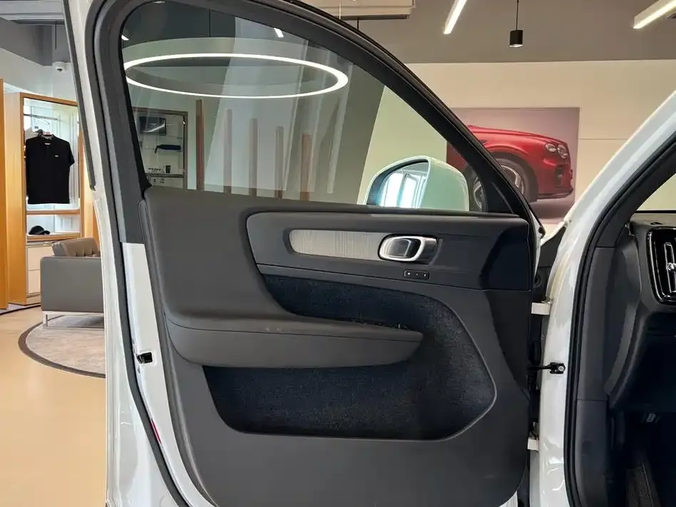 Volvo XC40 — фото 9