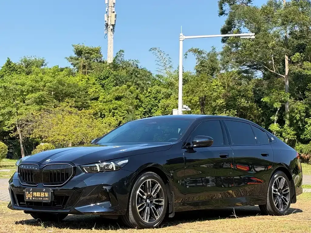 BMW 5 Series — фото 1