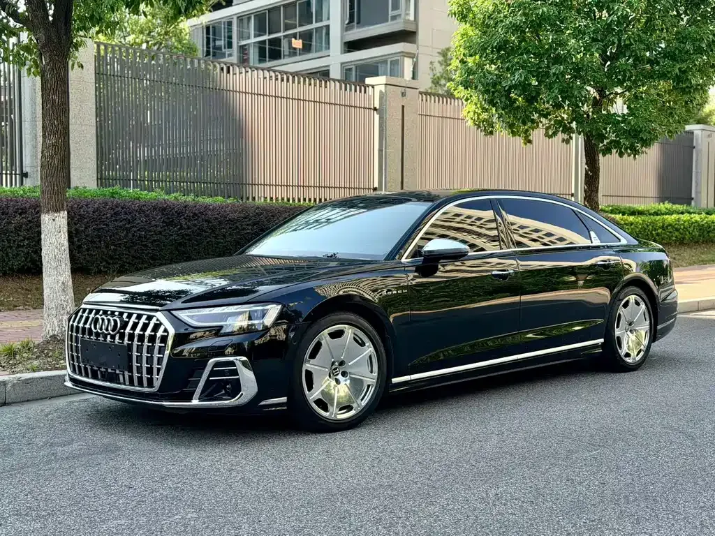 Audi A8 — фото 1