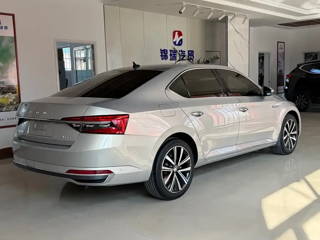 Skoda Superb — фото 9