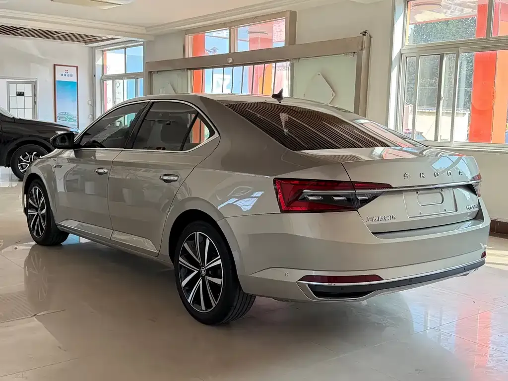 Skoda Superb — фото 7