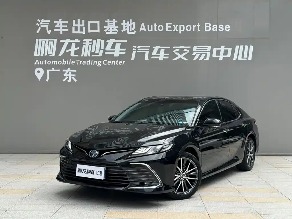 Toyota Camry — фото 1