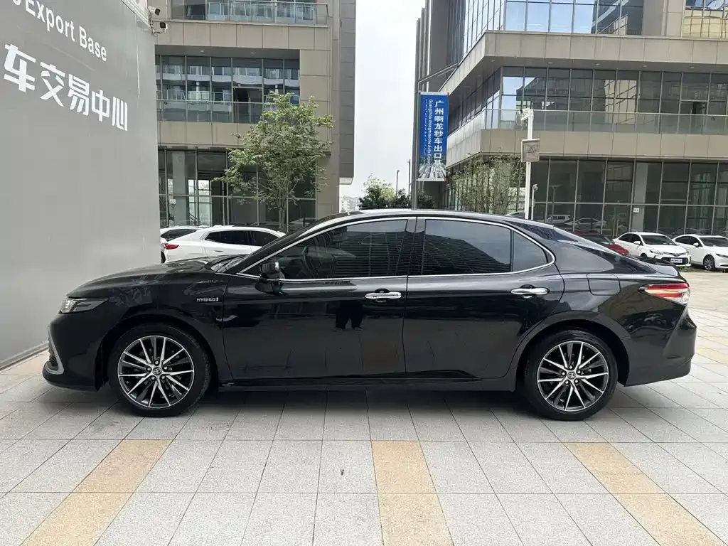 Toyota Camry — фото 6