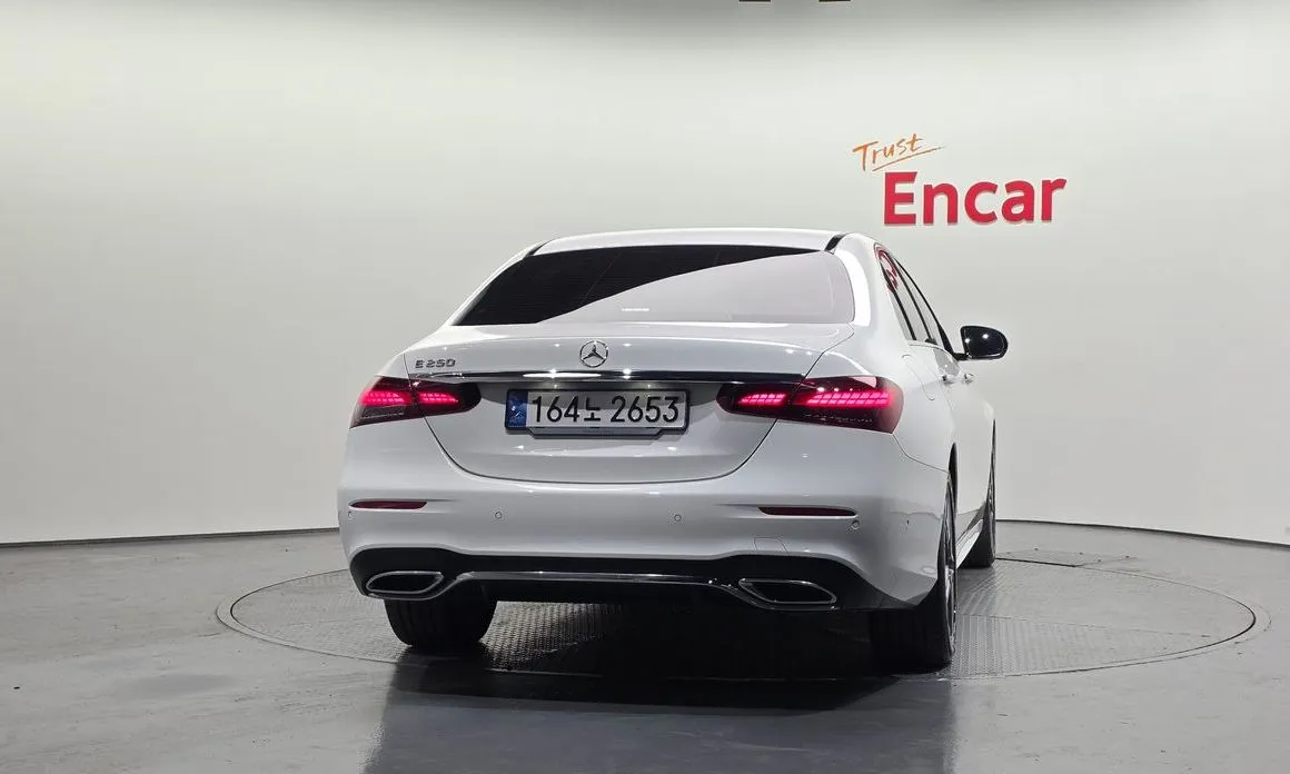 Mercedes-Benz E-Class — фото 2