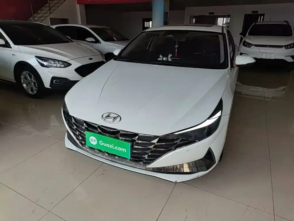 Hyundai Elantra — фото 1