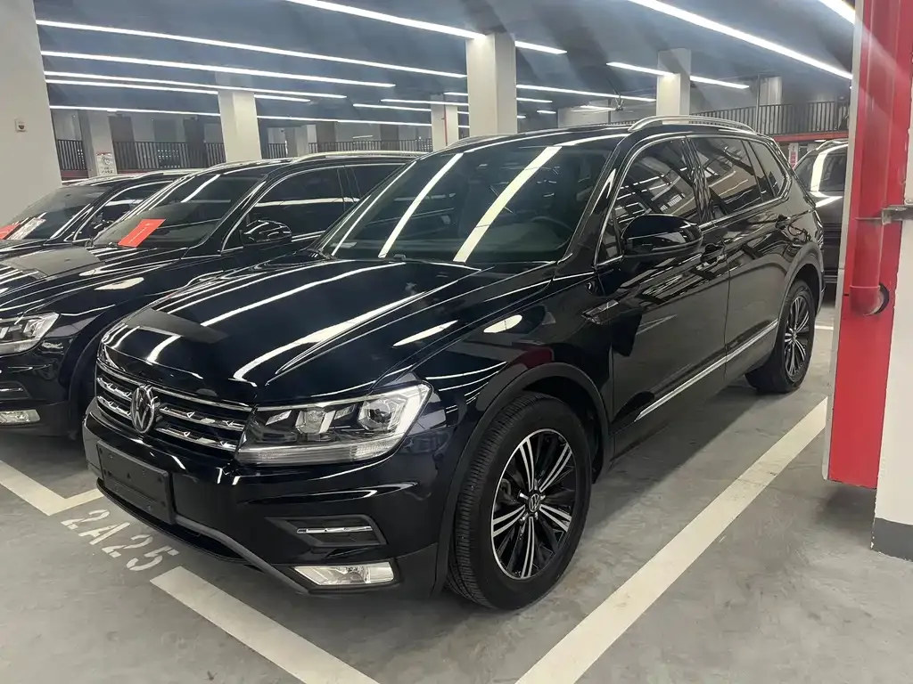 Volkswagen Tiguan L — фото 1