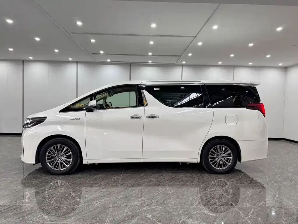 Toyota Alphard — фото 8