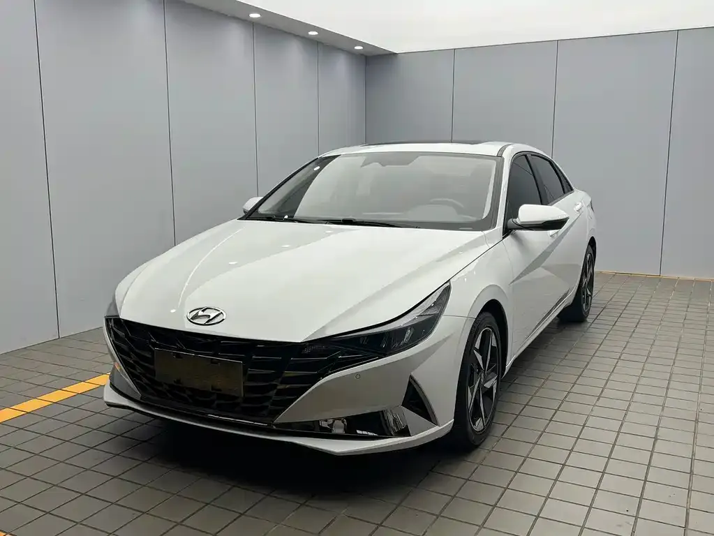 Hyundai Elantra — фото 1