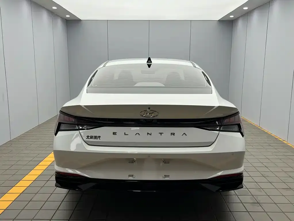 Hyundai Elantra — фото 3