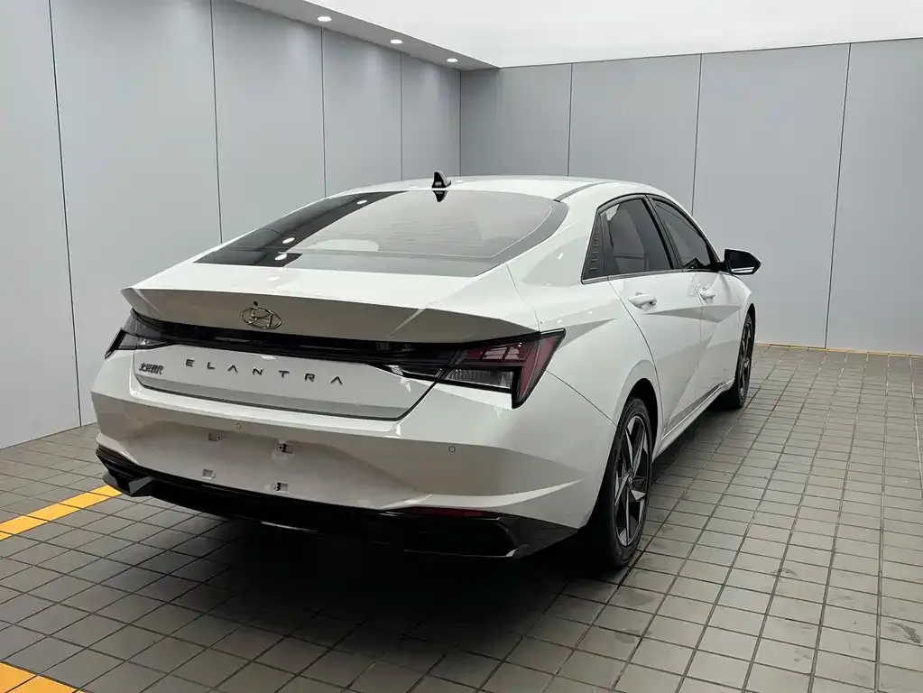 Hyundai Elantra — фото 2