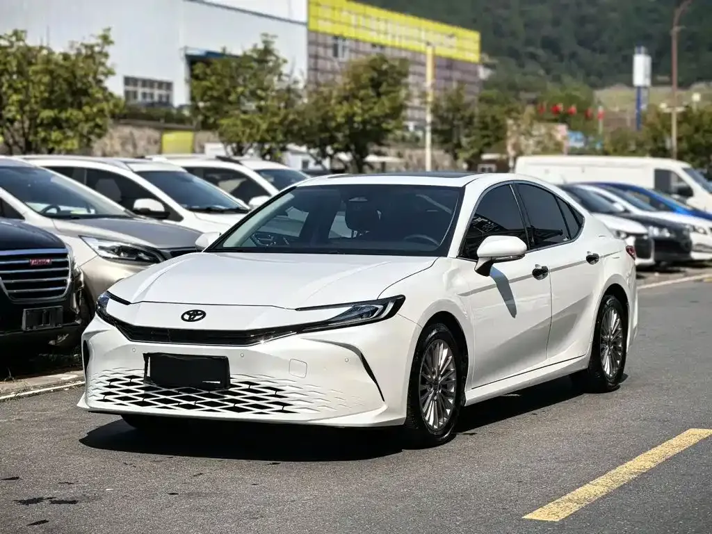 Toyota Camry — фото 1