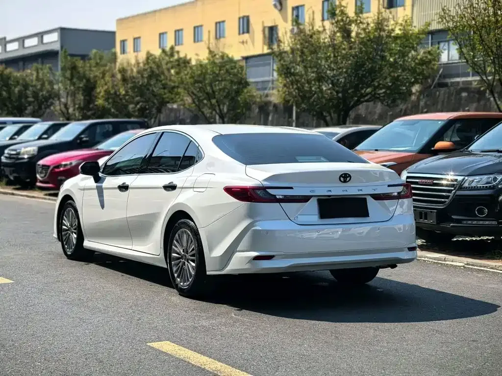 Toyota Camry — фото 3