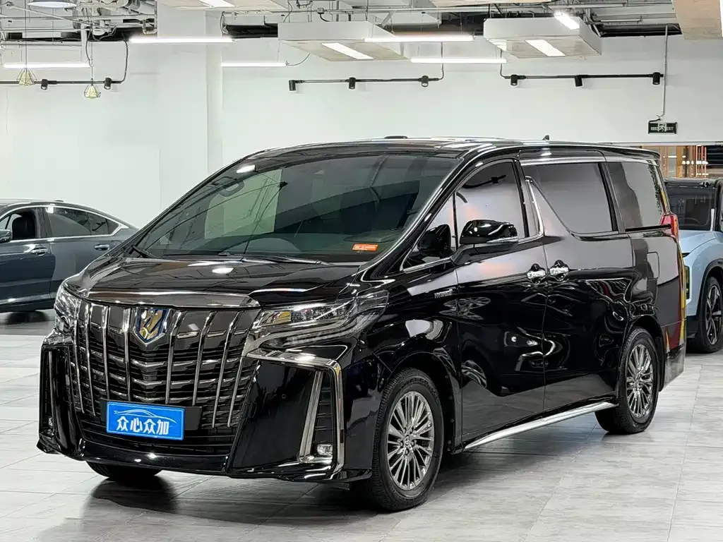 Toyota Alphard — фото 1