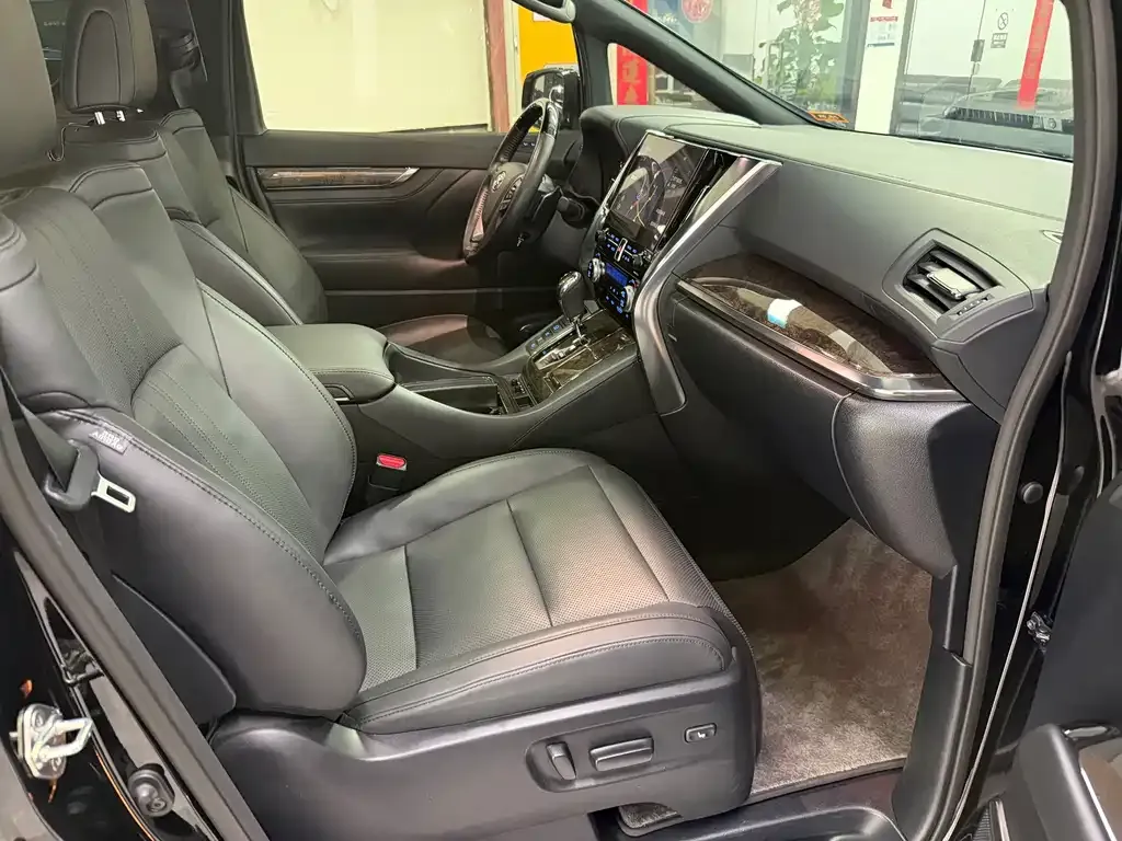 Toyota Alphard — фото 6
