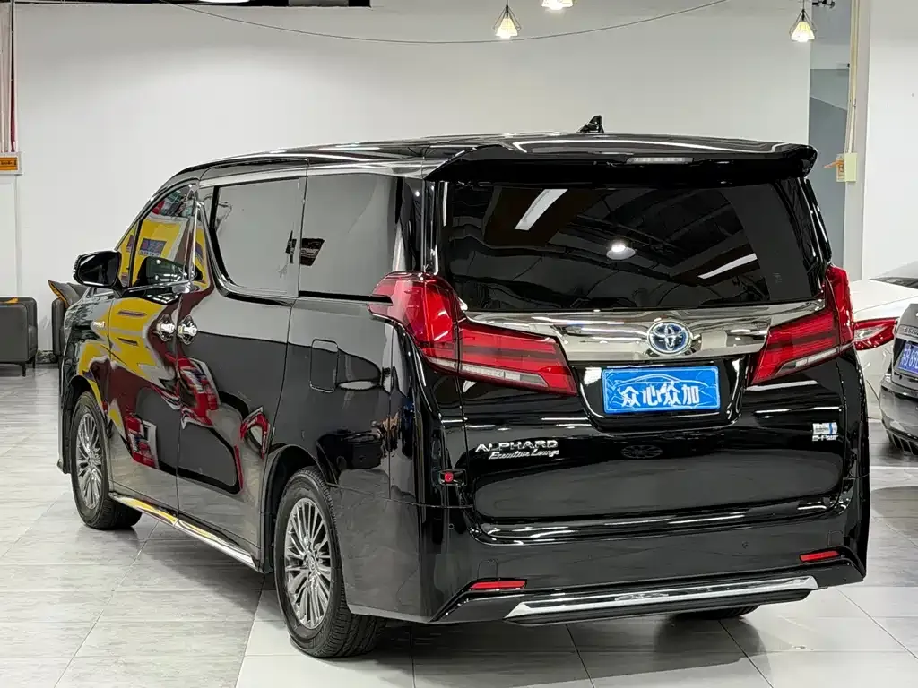 Toyota Alphard — фото 10