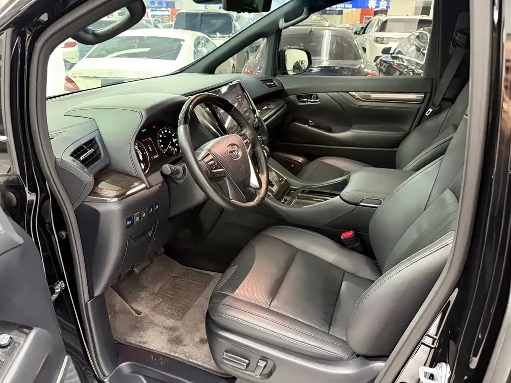 Toyota Alphard — фото 5