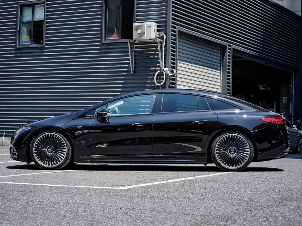 Mercedes-Benz EQS AMG — фото 9