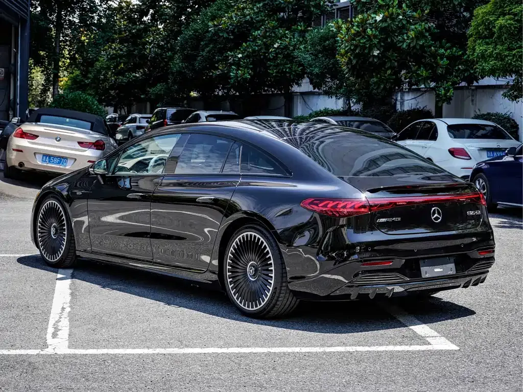 Mercedes-Benz EQS AMG — фото 10