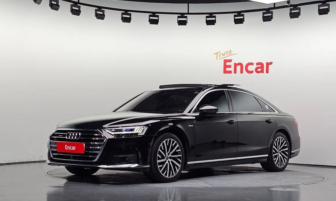 Audi A8 — фото 1