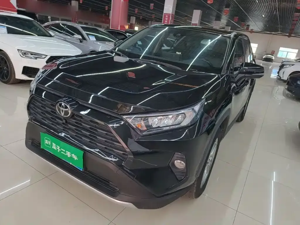Toyota RAV4 — фото 1