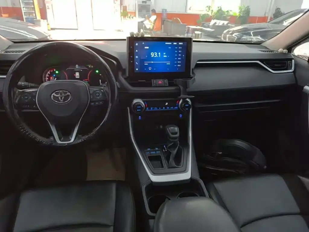 Toyota RAV4 — фото 6