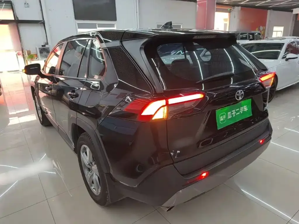 Toyota RAV4 — фото 8