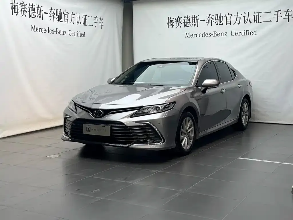 Toyota Camry — фото 1