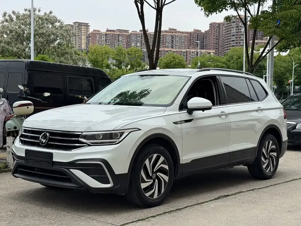 Volkswagen Tiguan L — фото 1