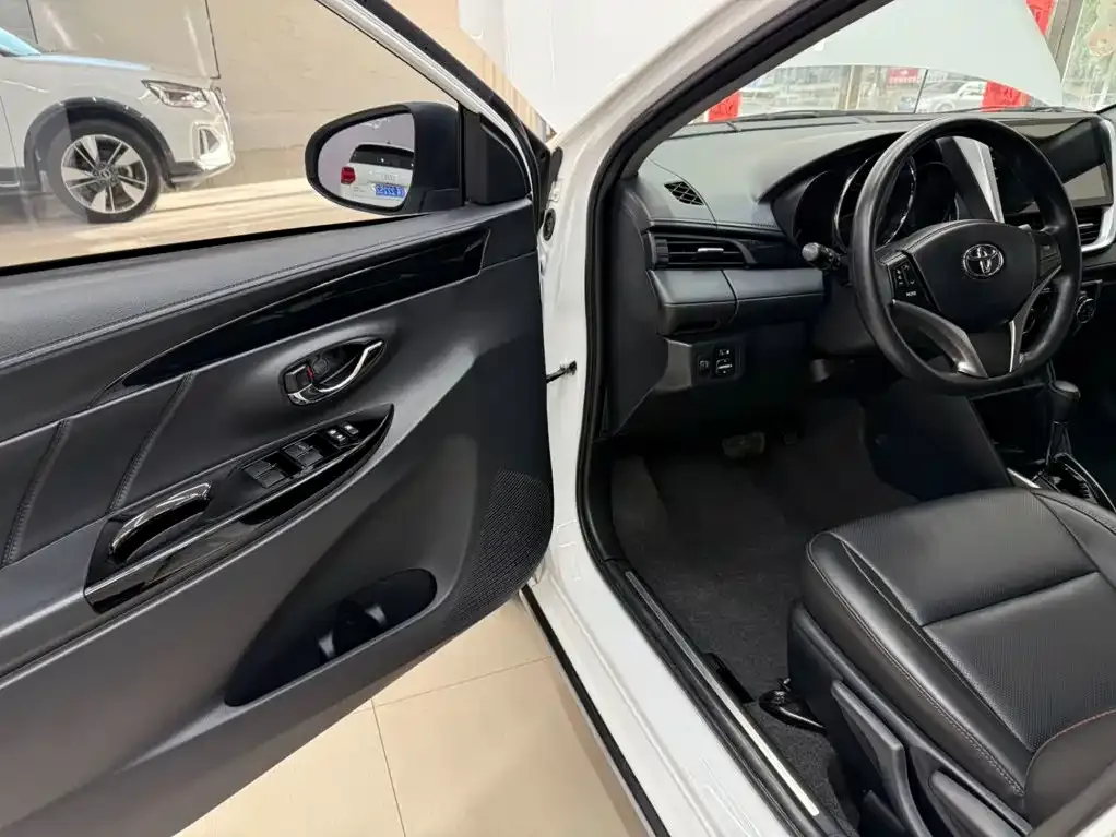 Toyota Yaris L — фото 6