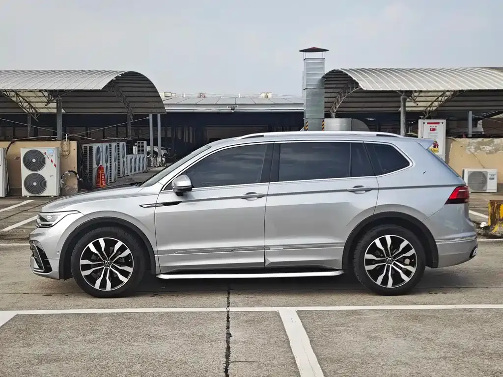 Volkswagen Tiguan L — фото 10