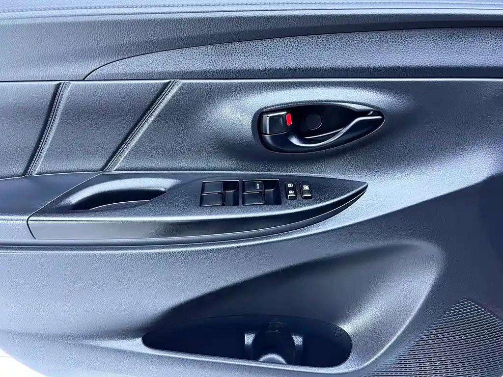 Toyota Yaris L — фото 10