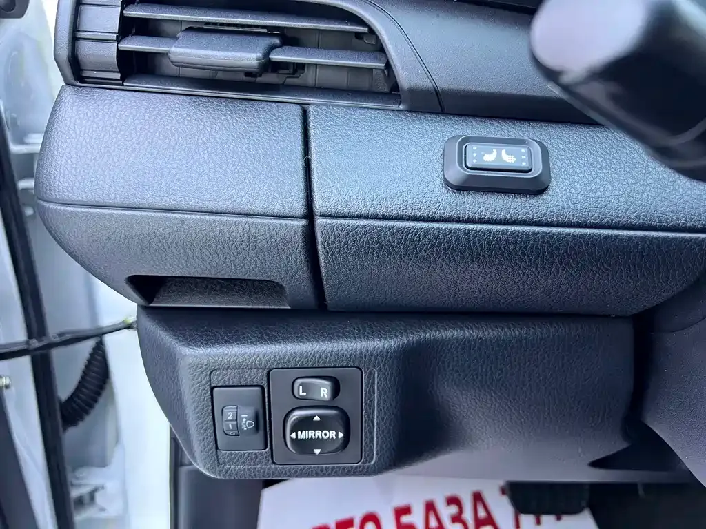 Toyota Yaris L — фото 5