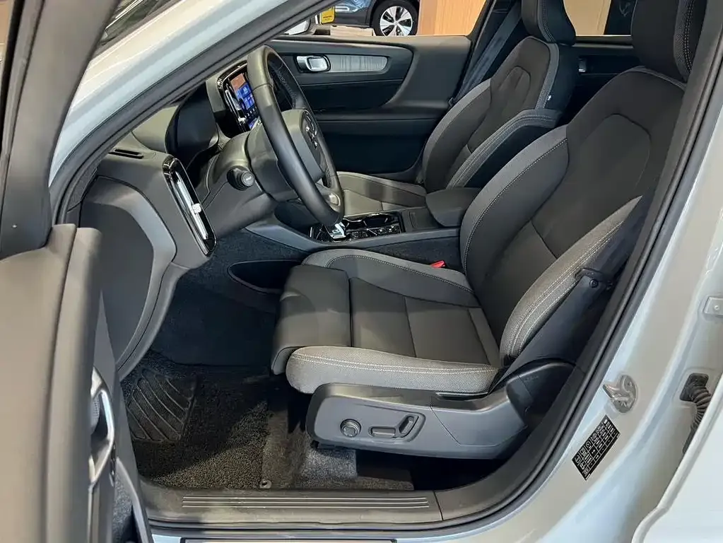 Volvo XC40 — фото 10