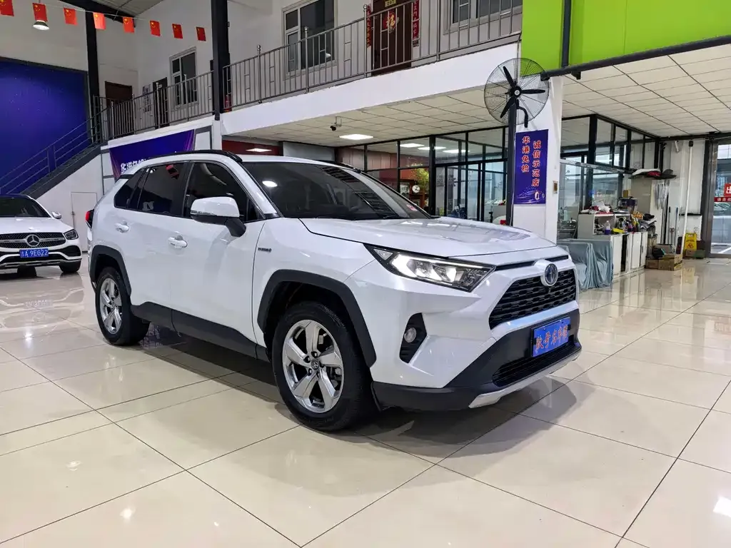 Toyota RAV4 — фото 1