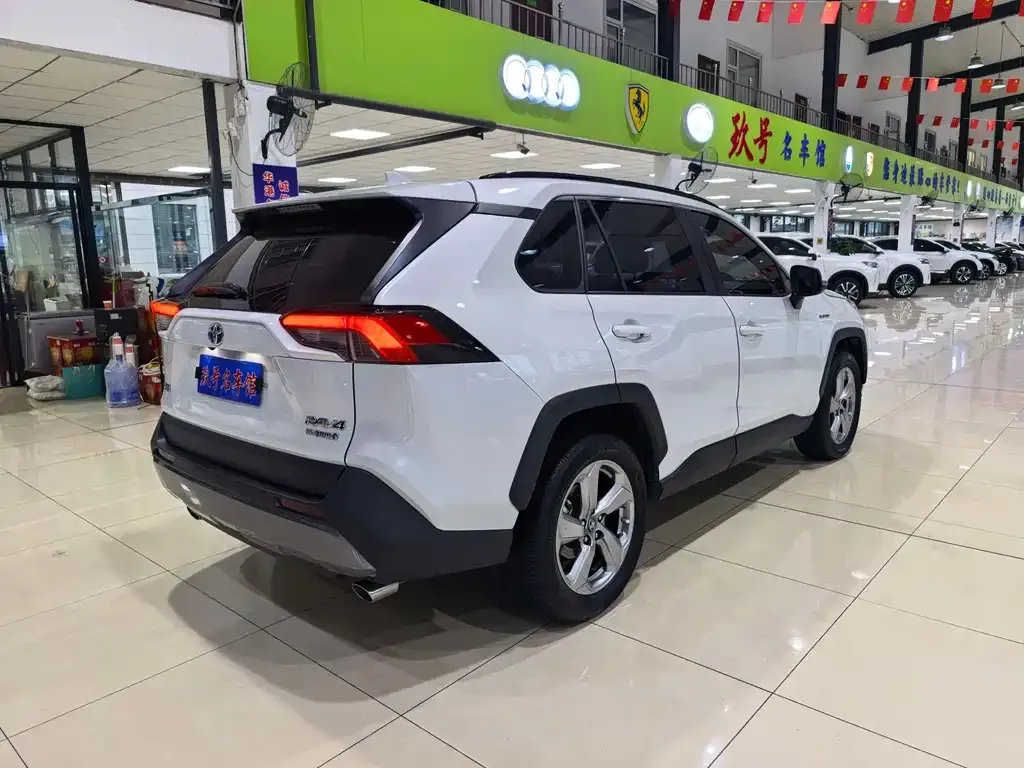 Toyota RAV4 — фото 4