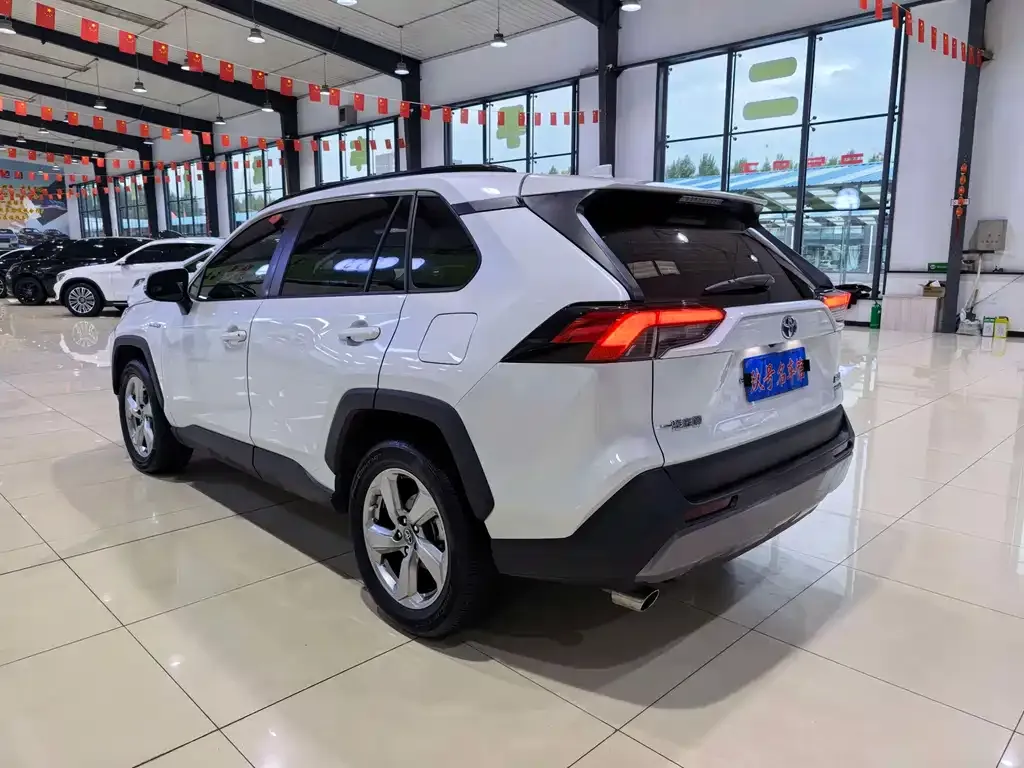 Toyota RAV4 — фото 3