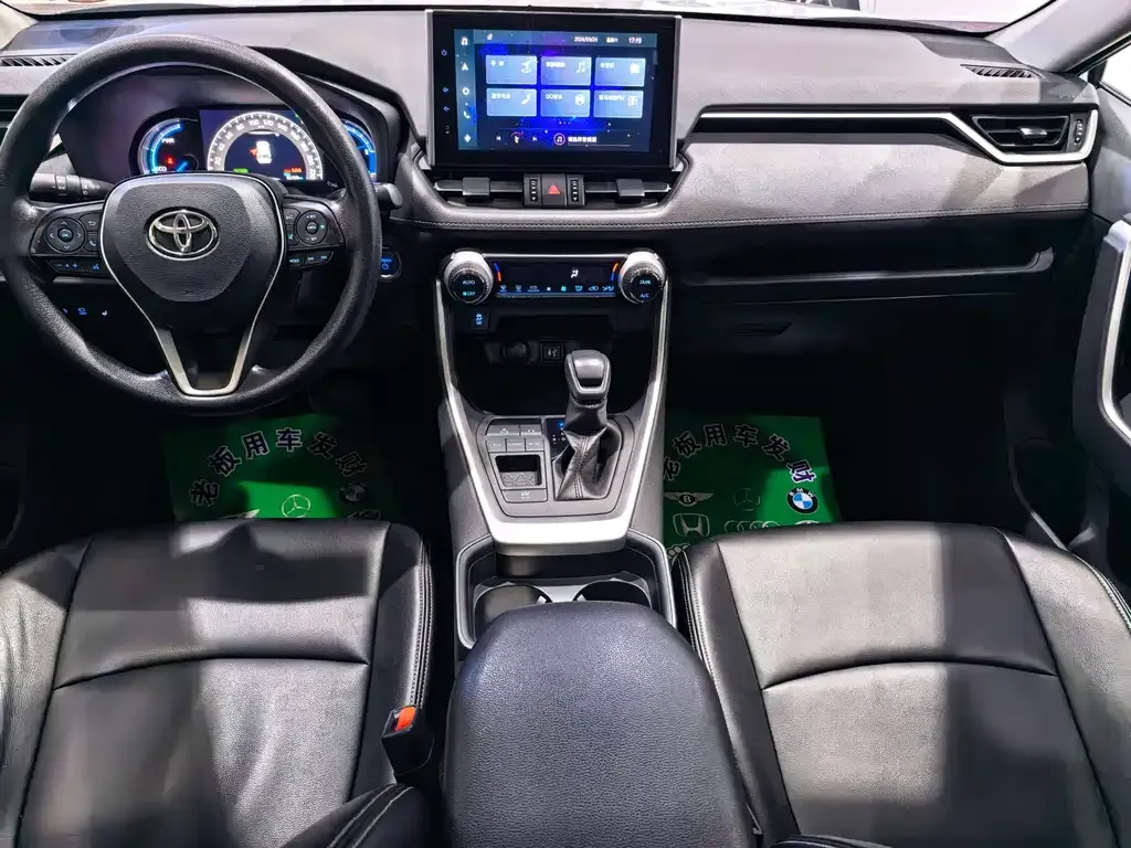 Toyota RAV4 — фото 10