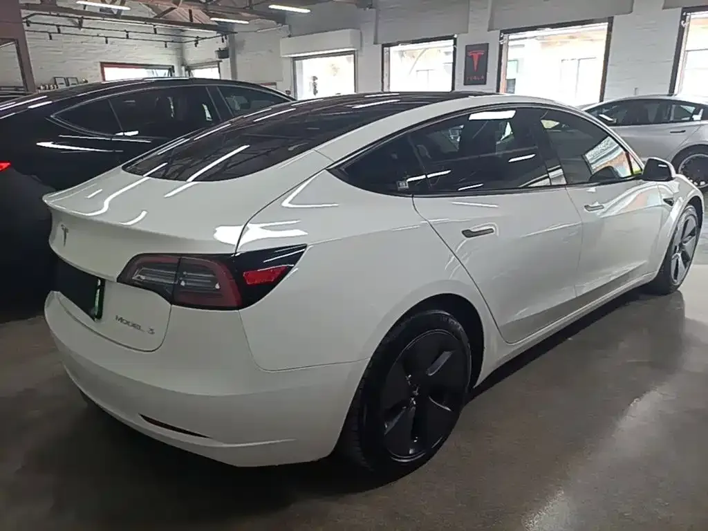 Tesla Model 3 — фото 4