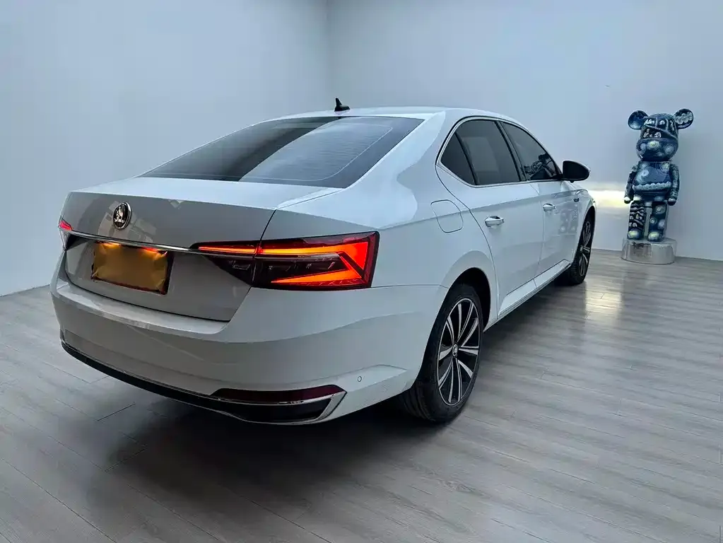 Skoda Superb — фото 8