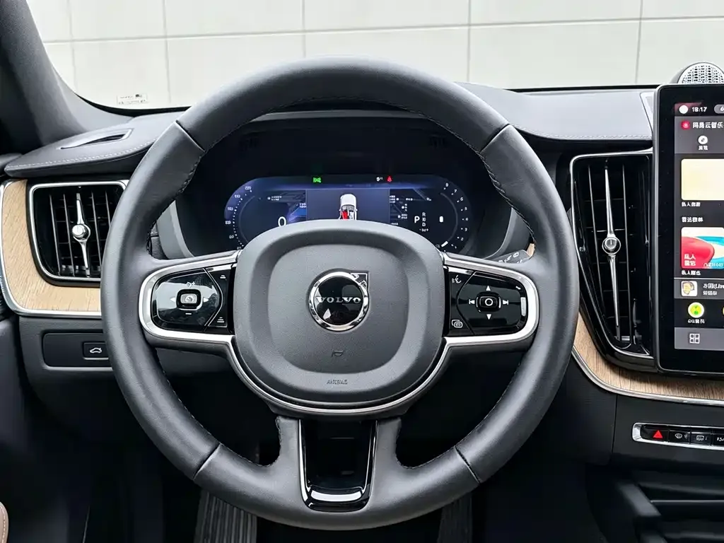 Volvo XC60 — фото 7