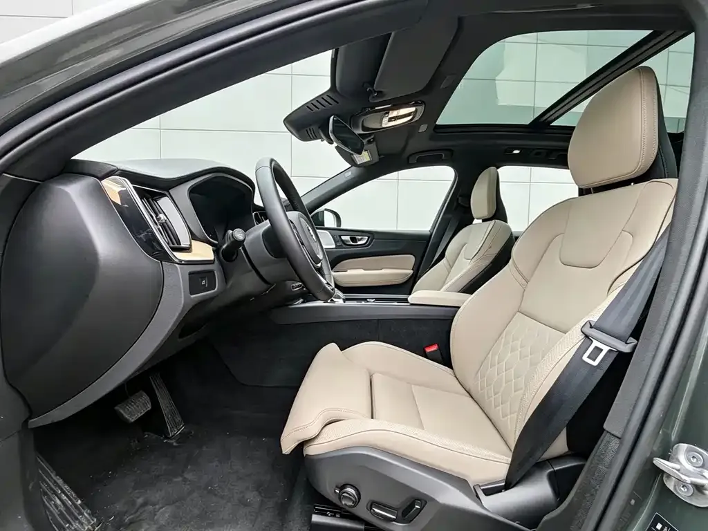 Volvo XC60 — фото 10