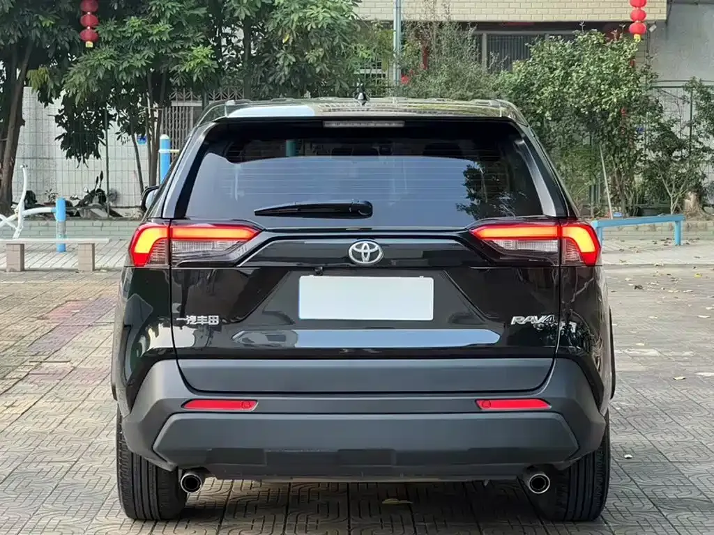 Toyota RAV4 — фото 7