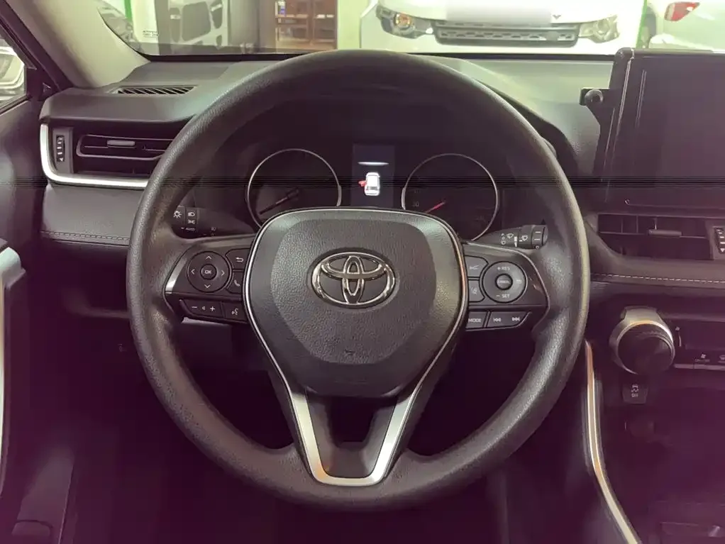 Toyota RAV4 — фото 5