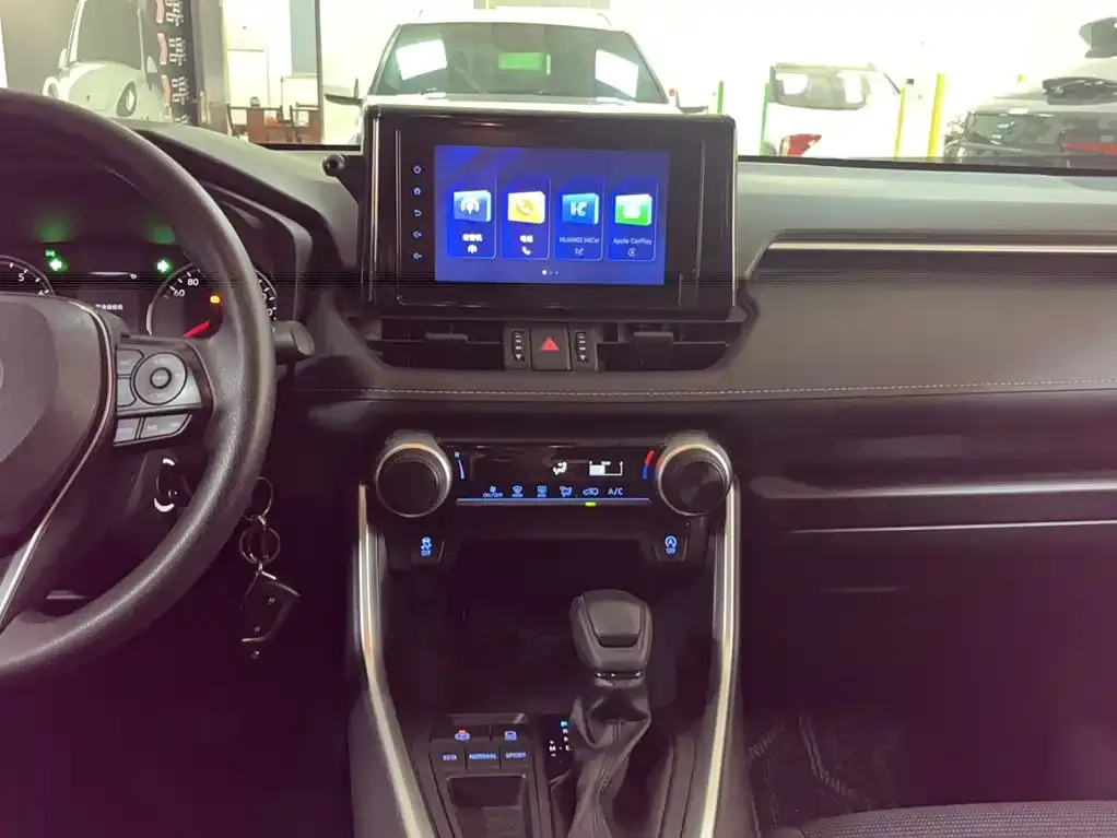 Toyota RAV4 — фото 1