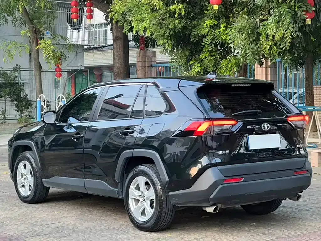 Toyota RAV4 — фото 8
